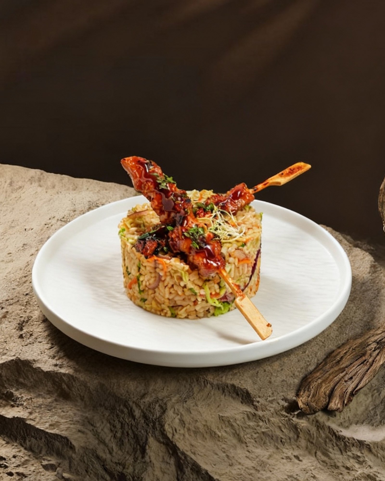 Yakimeshi con Brochetas de Pollo